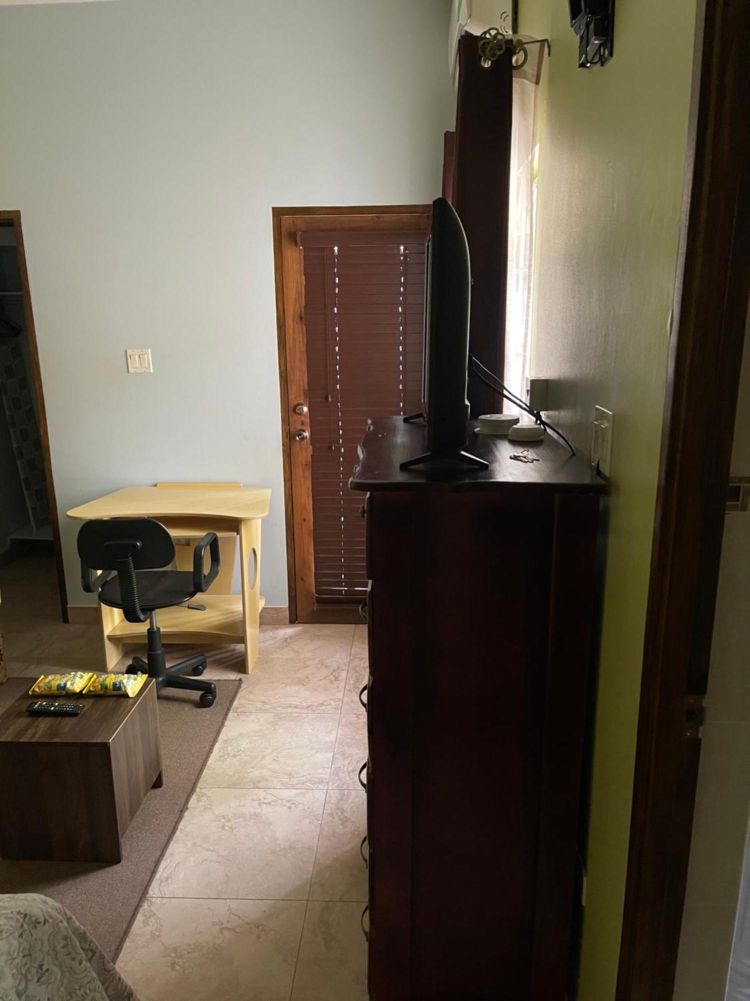 Le Quad - One Bedroom & Studio Apt - Private, Spacious & Secured Kingston Luaran gambar