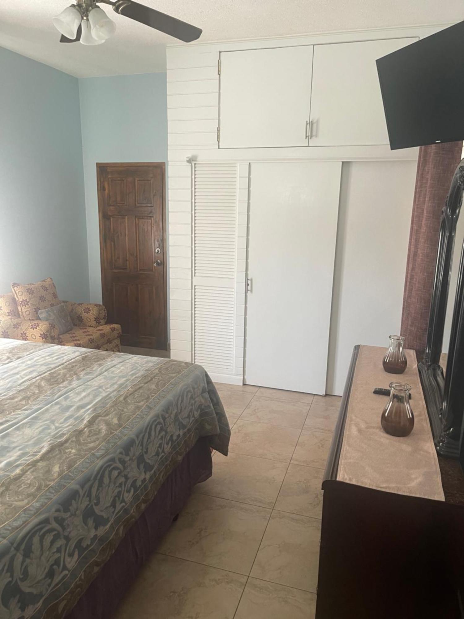 Le Quad - One Bedroom & Studio Apt - Private, Spacious & Secured Kingston Luaran gambar